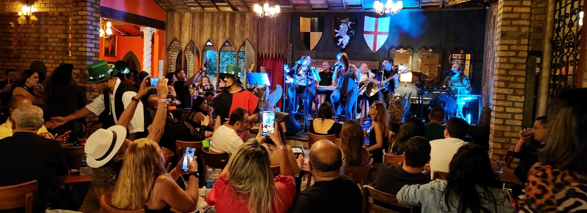 Música ao vivo no Castelo Ávalon